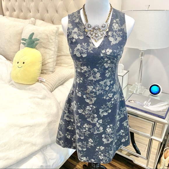 Banana Republic Dresses & Skirts - Banana Republic Sleeveless V-Neck Floral Dress